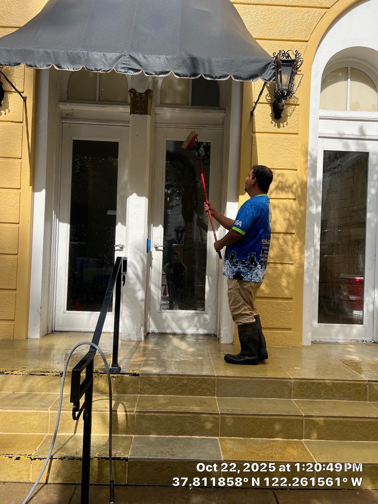 Clean house siding after soft washing in Pleasant Hill